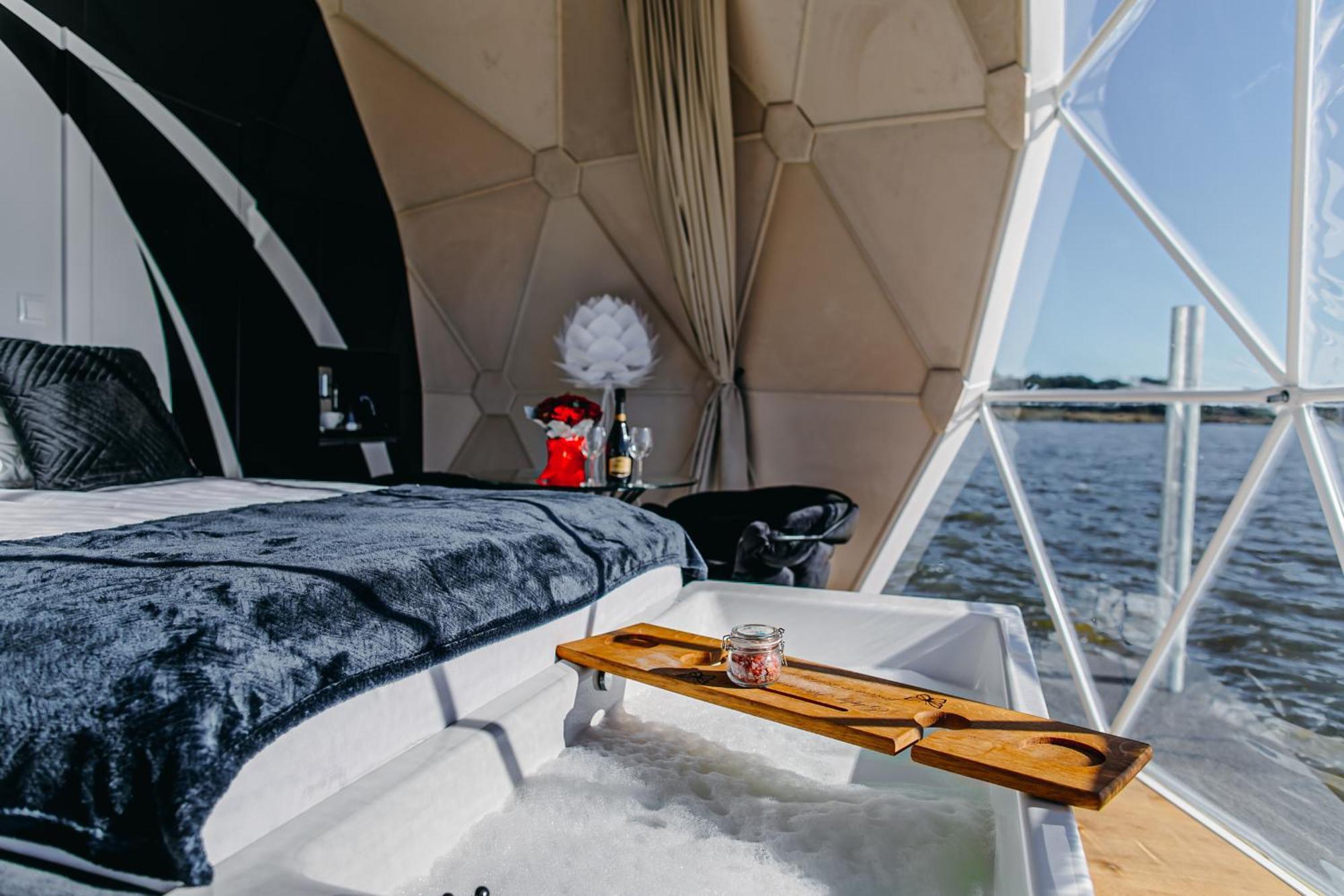 Grand Ht Houseboats - Domki Na Wodzie - Sauna, Jacuzzi, Kominek Mielno  Værelse billede